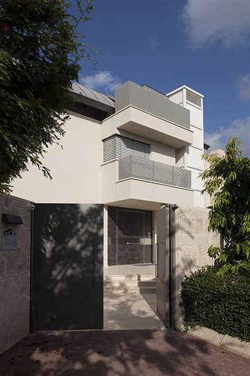 A Penthouse Location: Tel Aviv Architect: Dorith Jaffe Kaminker Photography: Binyamin Adam
