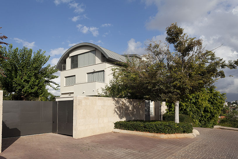 A Penthouse Location: Tel Aviv Architect: Dorith Jaffe Kaminker Photography: Binyamin Adam