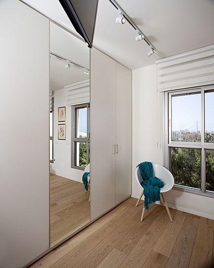 An Apartment Location: Tel Aviv Architect: Dorith Jaffe Kaminker Photography: Binyamin Adam